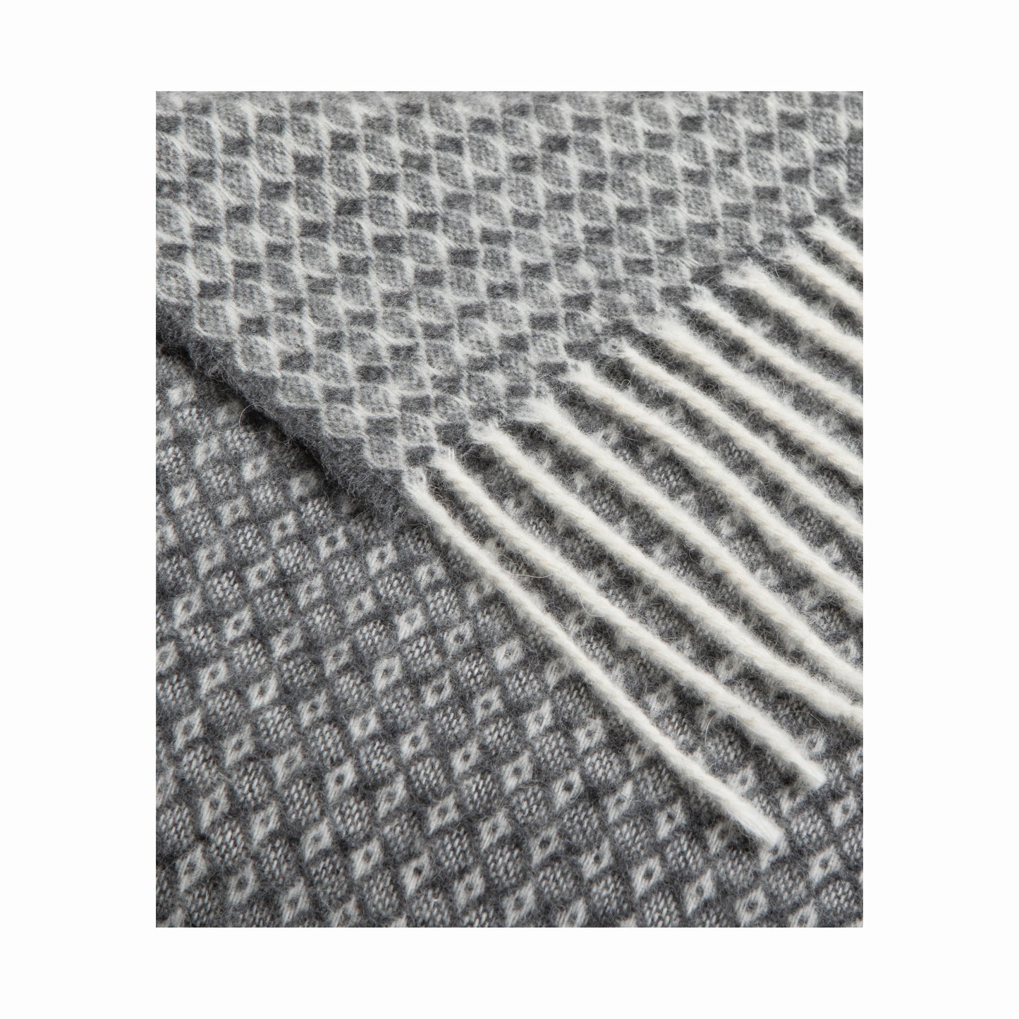 Fara 400 Throw, in soft recycled wool