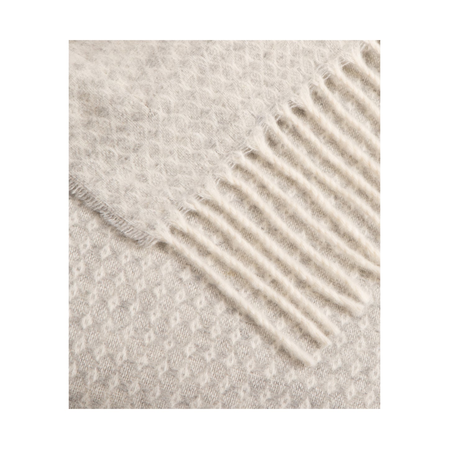 Fara 400 Throw, in soft recycled wool