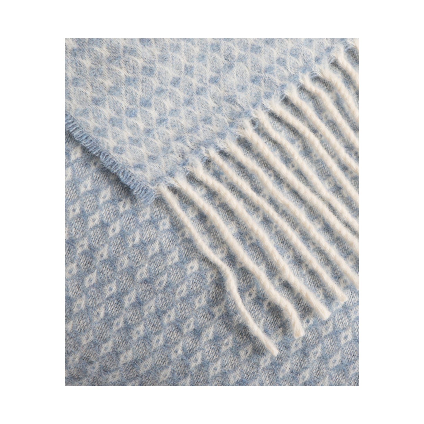 Fara 400 Throw, in soft recycled wool