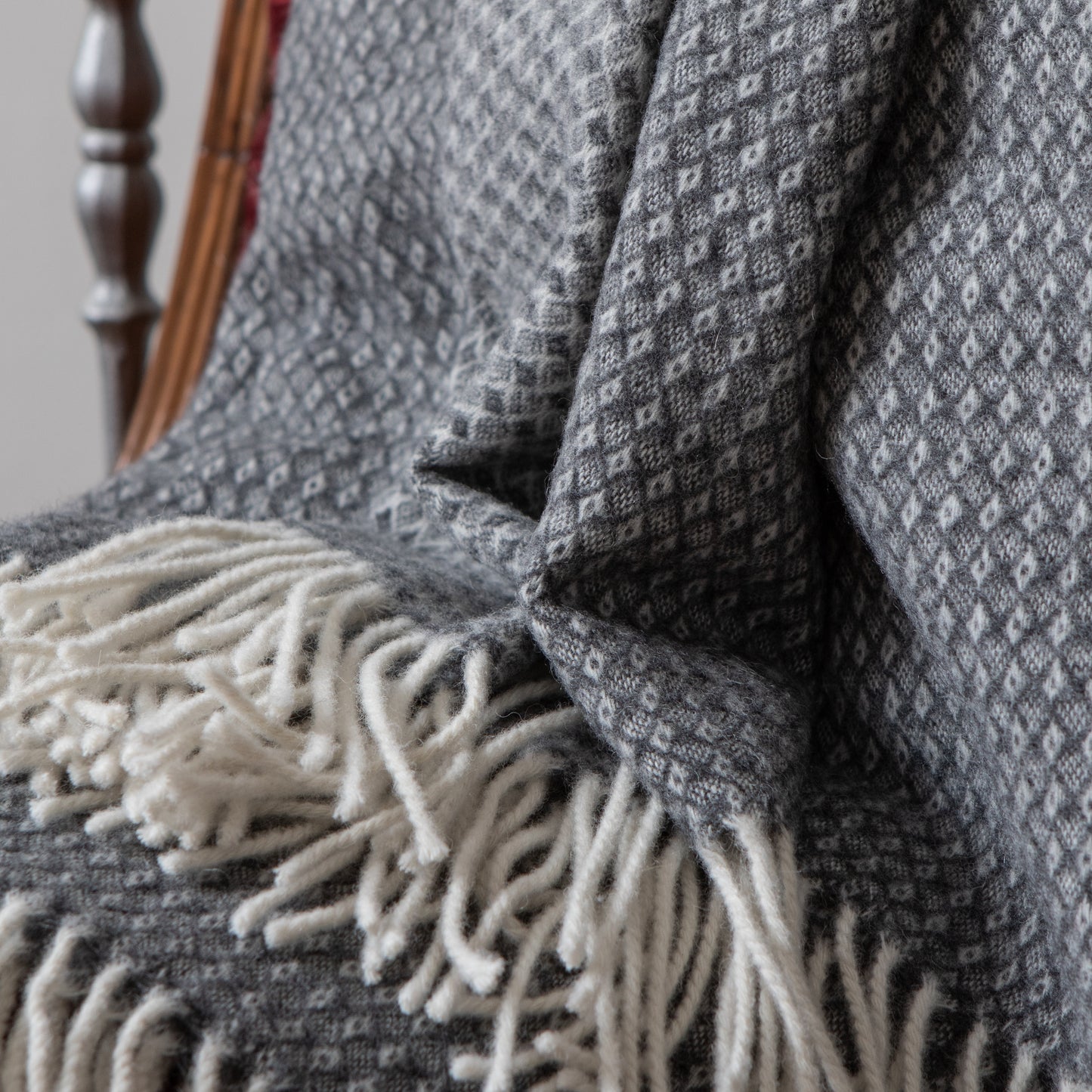 Fara 400 Throw, in soft recycled wool